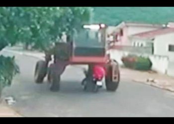 Vídeo forte: motoqueiro bêbado tenta passar debaixo de carro agrícola e garupa m0rre degolad0