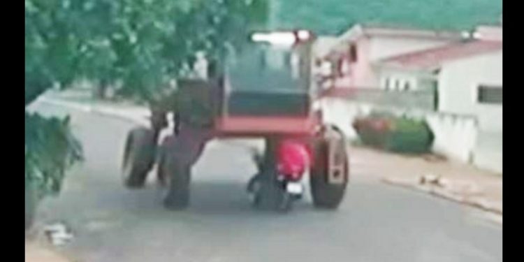 Vídeo forte: motoqueiro bêbado tenta passar debaixo de carro agrícola e garupa m0rre degolad0