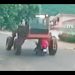 Vídeo forte: motoqueiro bêbado tenta passar debaixo de carro agrícola e garupa m0rre degolad0
