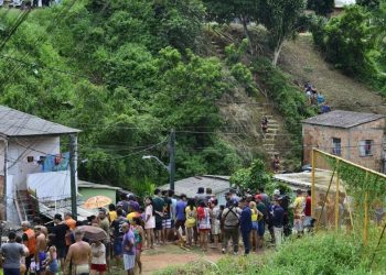 Família inteira segue embaixo dos escombros após deslizamento em Manaus