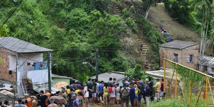 Família inteira segue embaixo dos escombros após deslizamento em Manaus