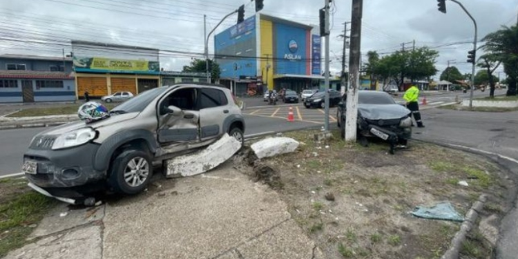 Colisã0 entre dois carros deixa homem f3rid0 na Cidade Nova
