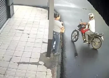 Vídeo: Indo trabalhar, mulher fica na mira do ‘trezoitão’ e tem o celular levado no Coroado