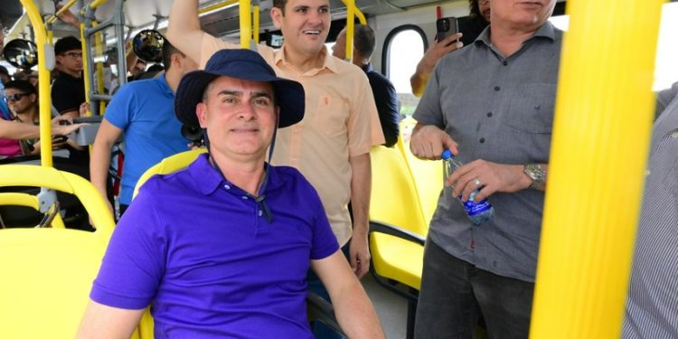 David Almeida ignora apelo da população e anuncia reajuste na tarifa de ônibus: ‘é necessário’