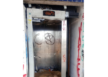 Vídeo: Homens abusam das dr0gas e arr@ncam porta de elevador da passarela na Zona Norte de Manaus