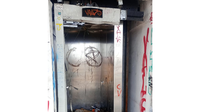 Vídeo: Homens abusam das dr0gas e arr@ncam porta de elevador da passarela na Zona Norte de Manaus