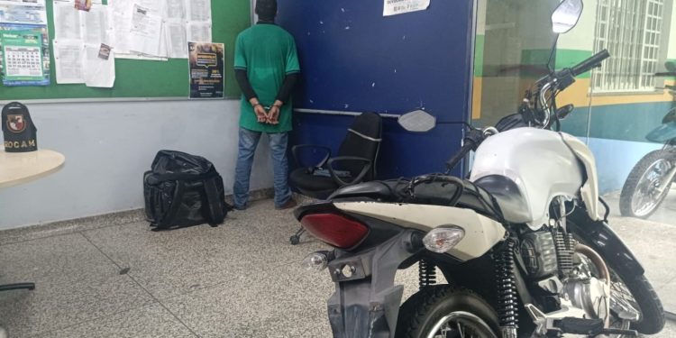 Disk-droga com 7kg de ent0rpecente é apreendido com falso entregador em Manaus