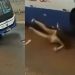 Vídeo: motora tenta desviar de buraco, mas acerta a mãe e a filha dela no carrinho