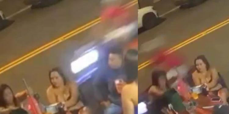 Vídeo: mulher é atingida por moto enquanto brindava com amigos na rua