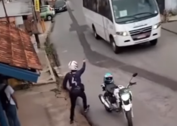 Vídeo mostra motoqueiro mirando @rma para ônibus Executivo no Lírio do Vale; veja