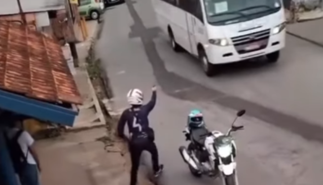 Vídeo mostra motoqueiro mirando @rma para ônibus Executivo no Lírio do Vale; veja