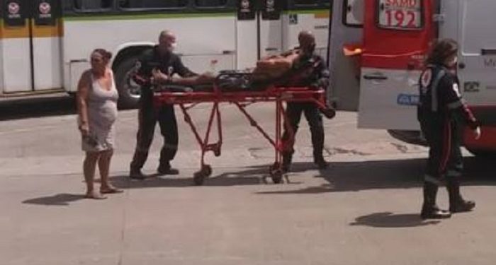 Homens d1scutem e um deles fica com f@ca enf1ada na garganta em Manaus; veja