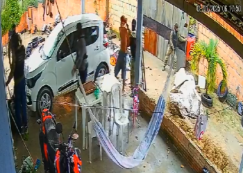 Vídeo: Falsos PMs tentam invadir casa, trocam t1r0s e fazem jovem refém no Ramal do Brasileirinho