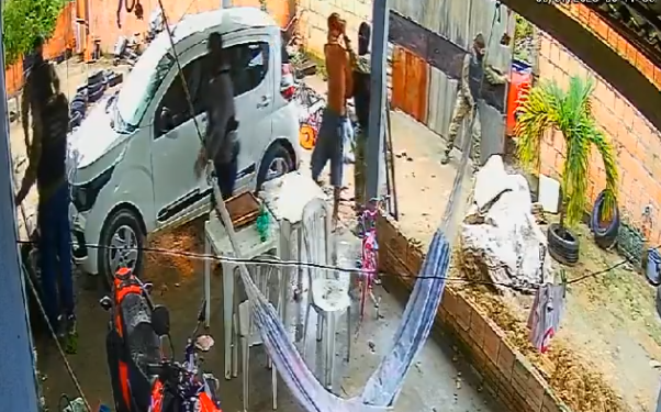 Vídeo: Falsos PMs tentam invadir casa, trocam t1r0s e fazem jovem refém no Ramal do Brasileirinho