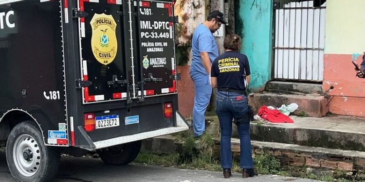 Veja: Em lixeira, feto de 9 meses é encontrado na Zona Norte de Manaus