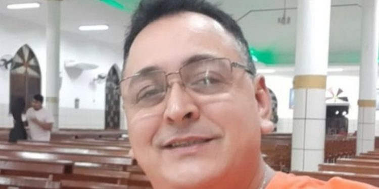 Servidor que desviava cartões do Auxílio Estadual em Manaus gostava de tirar foto na igreja