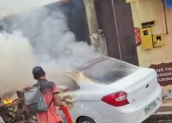 Carro pega fogo rapidamente e condutor escapa por pouco na Zona Oeste de Manaus