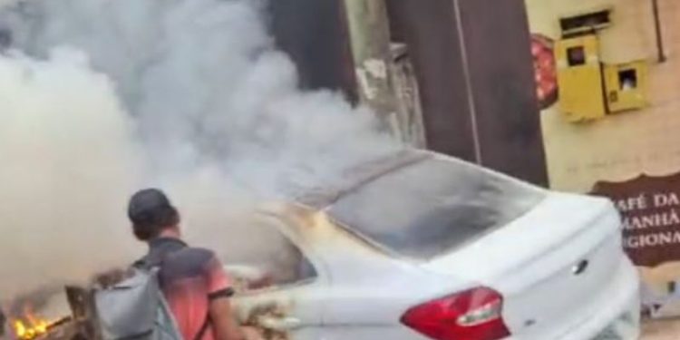 Carro pega fogo rapidamente e condutor escapa por pouco na Zona Oeste de Manaus