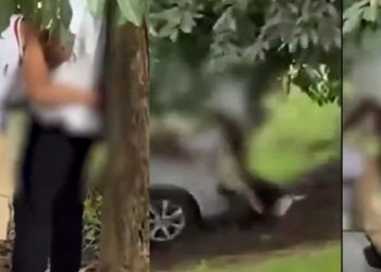 Vídeos: homens decidem aumentar amizade fazendo vuc0-vuc0 do lado de fora do carro 