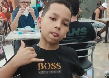 Garoto de 9 anos vai ver os fogos com os pais e acaba com b@la na medula
