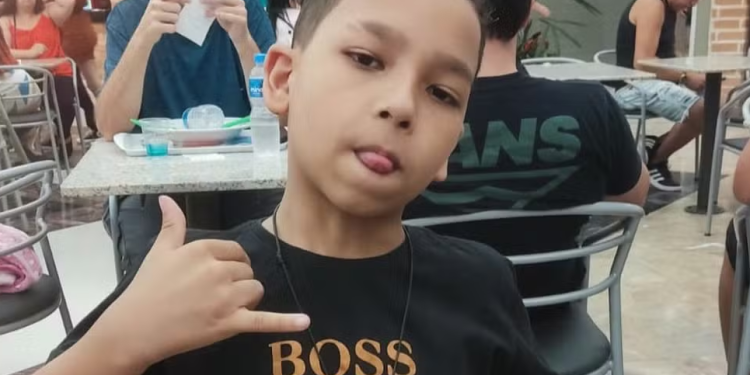 Garoto de 9 anos vai ver os fogos com os pais e acaba com b@la na medula