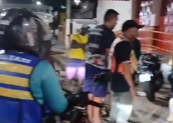 Vídeo: Motorista passa ‘chutad0’ e atr0pela casal na rua do Fuxico