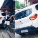 Vídeo: motorista perde controle do carro, sobe calçada e por pouco não atr0pela pedestres 