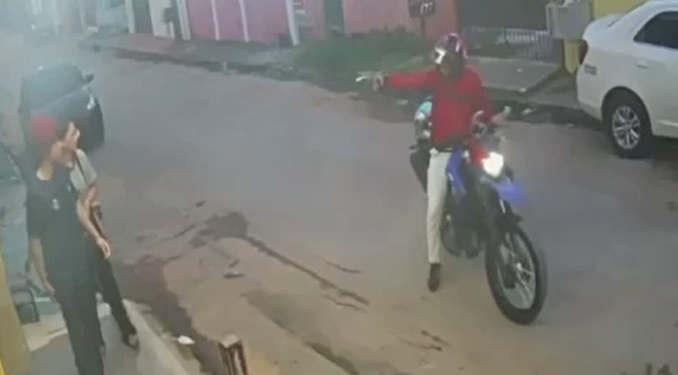 Vídeo: L@drã0 aborda casal, am3aça e r0uba no Lírio do Vale