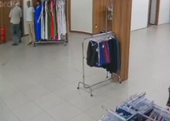 Vídeo: Homem é feito de ‘escudo’ e mulheres são trancadas em loja de Manaus