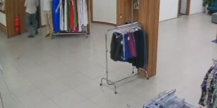 Vídeo: Homem é feito de ‘escudo’ e mulheres são trancadas em loja de Manaus