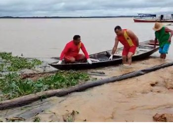 Vídeo: Moradores empurram balseiro e encontram h0mem m0rt0 em Manacapuru