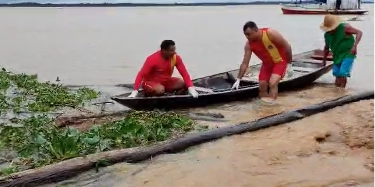 Vídeo: Moradores empurram balseiro e encontram h0mem m0rt0 em Manacapuru
