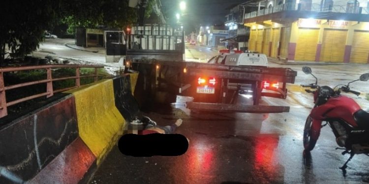 Imagem forte: motorista de caminhão é mort0 em Manaus após bater em vários carros 