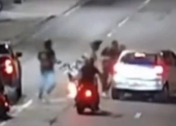 Vídeo: policial federal é atropelad0 e surrad0 no meio da rua em Manaus