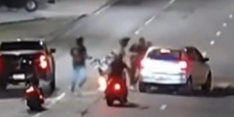 Vídeo: policial federal é atropelad0 e surrad0 no meio da rua em Manaus