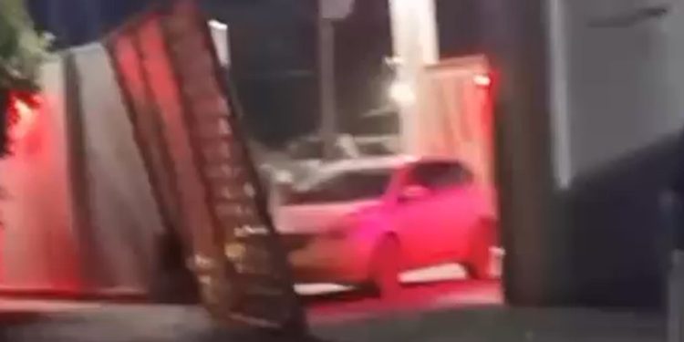 Vídeo: mulher derruba portão do motel e flagra marido com a outra: ‘corna assumida’