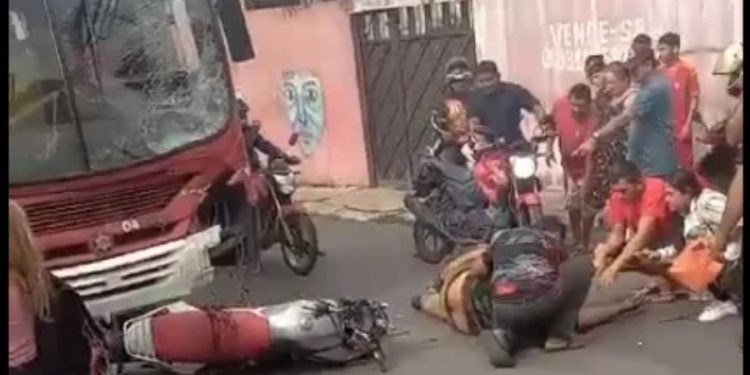 Motociclista fica ag0n1zand0 de d0r após colidir de frente com ‘busão’ no Jorge Teixeira