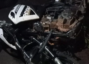 Vídeo: Motoqueiro fica caíd0 em estrada e moto é destruída após ac1dent3 em Manacapuru