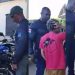 Vídeo: policiais obrigam motoqueiro a ouvir barulho irritante do escapamento em Manaus