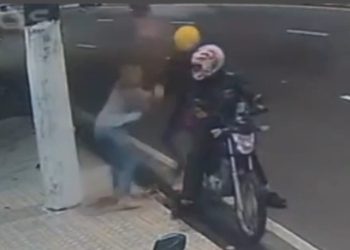 Vídeo: covardes rendem mulher em Manaus e levam o celular dela