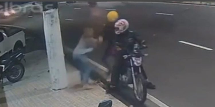 Vídeo: covardes rendem mulher em Manaus e levam o celular dela