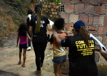Mãe deixava filhas de 2, 8, 10 e 14 anos serem ab*sadas pelo padrasto em Manaus