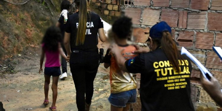 Mãe deixava filhas de 2, 8, 10 e 14 anos serem ab*sadas pelo padrasto em Manaus