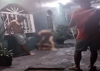 Vídeo: Moradores se juntam e deixam suposto l@dra0 m0íd0 na p0rr@da em Manaus