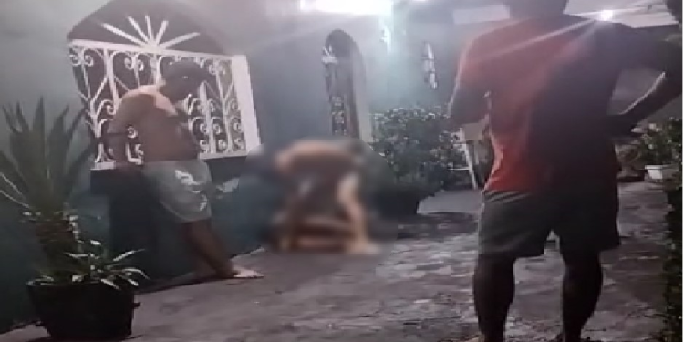 Vídeo: Moradores se juntam e deixam suposto l@dra0 m0íd0 na p0rr@da em Manaus