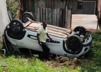 Vídeo: motorista capota carro várias vezes após bater na sarjeta em Manaus 