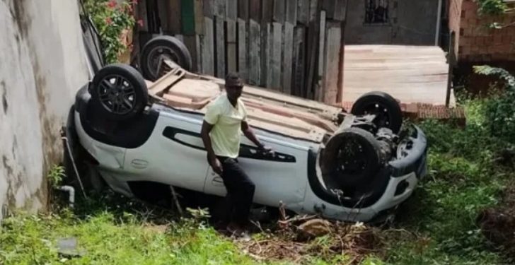 Vídeo: motorista capota carro várias vezes após bater na sarjeta em Manaus 