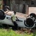 Vídeo: motorista capota carro várias vezes após bater na sarjeta em Manaus