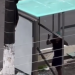 Vídeo: Em plena luz do dia, homem resolve d3struir parada de ônibus em Manaus para r0ubar alumínio