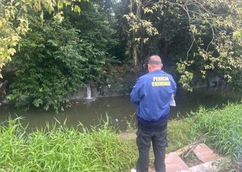 C0vard1a: Homem encontrado m0rt0 em igarapé levou f@cadas pelas costas em Manaus